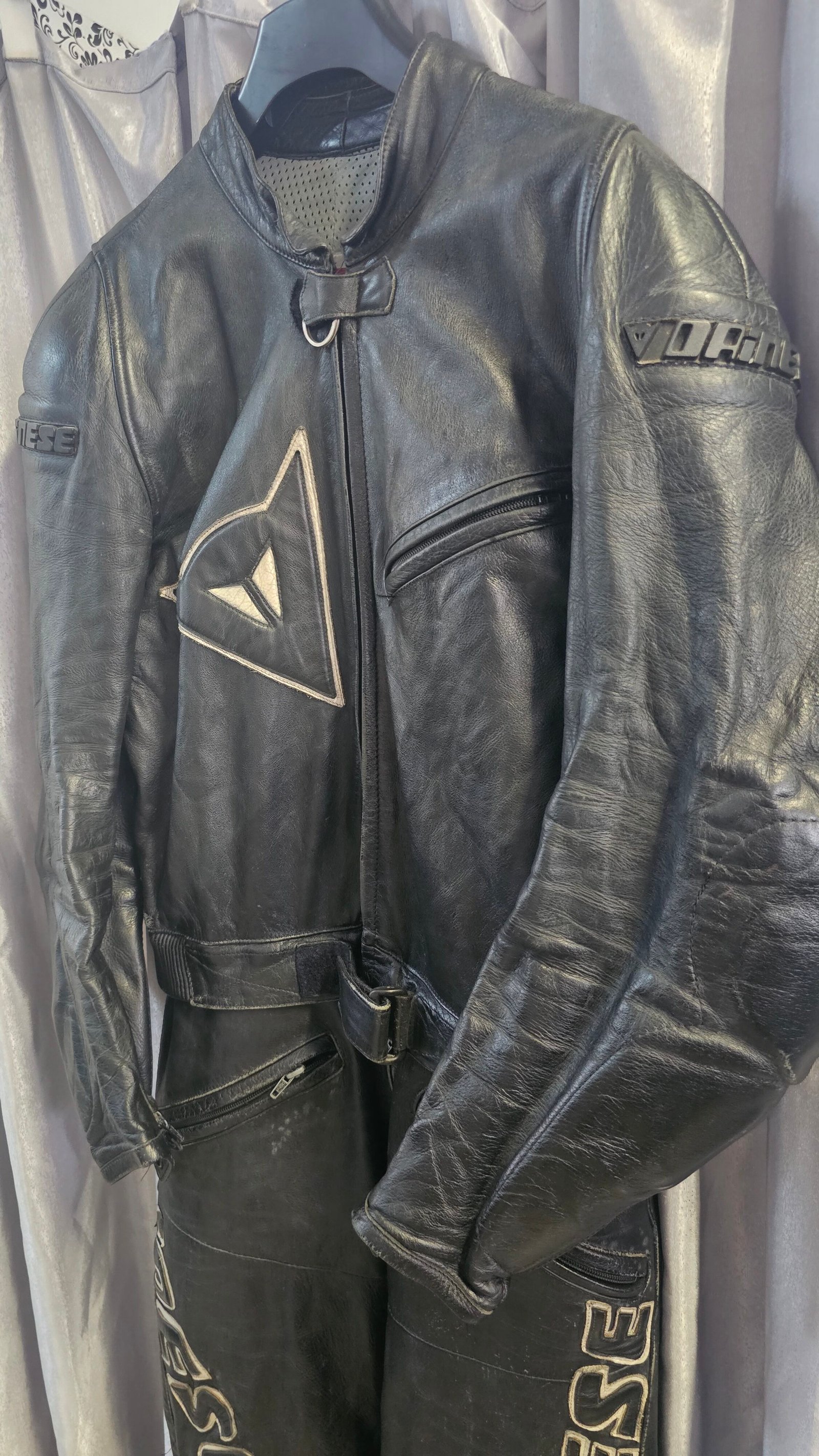 Combinezon piele Dainese mărimea 50 CPI0003 2 Combinezon piele Dainese mărimea 50 CPI0003 - imagine 2
